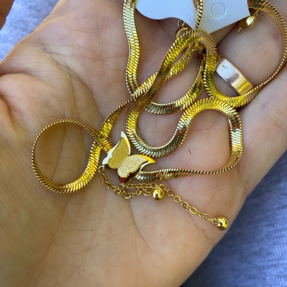 New 18k gold plated butterfly 🦋 necklace - Picture 4 of 4